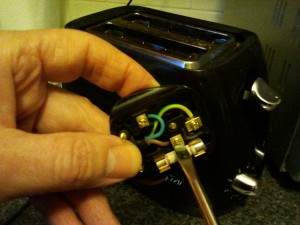 Wiring a three pin plug