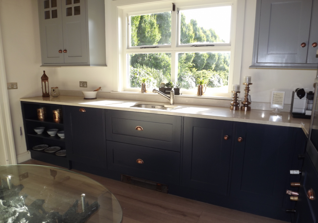 navy-blue-kitchen-natural-wood